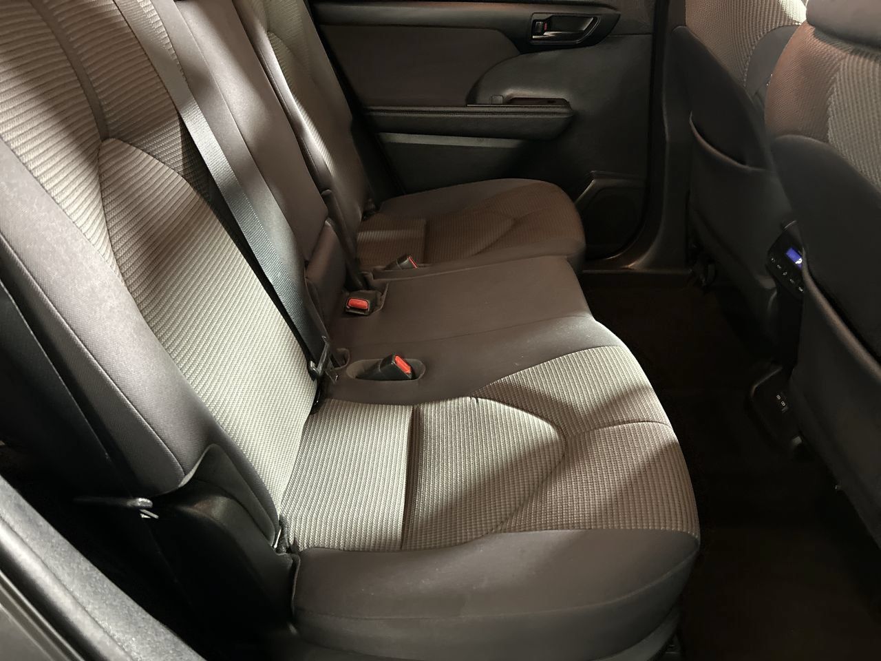 Used 2023 Toyota Highlander LE AWD/4WD image 25