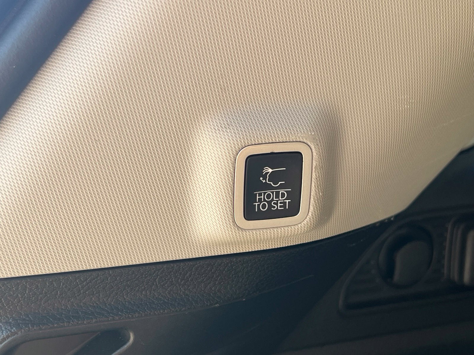 Used 2023 Jeep Grand Cherokee Limited w/ Luxury Tech Group II RWD image 28