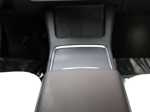 Used 2022 Tesla Model Y Long Range image 11