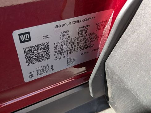 Used 2025 Chevrolet Trax LT FWD image 33