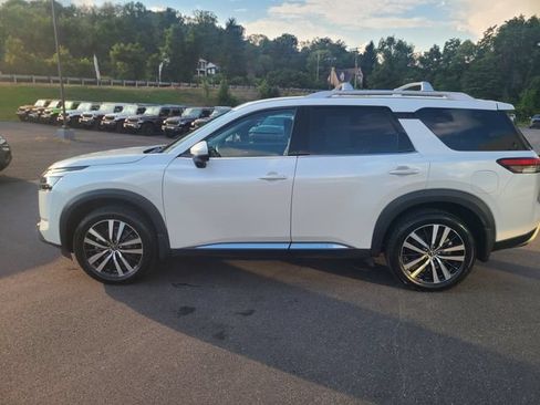 Used 2025 Nissan Pathfinder Platinum AWD/4WD image 2