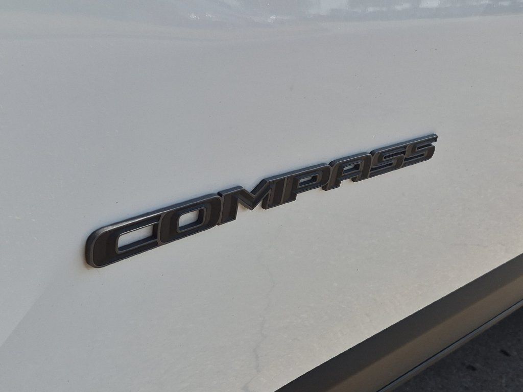 Used 2025 Jeep Compass Trailhawk AWD/4WD image 14