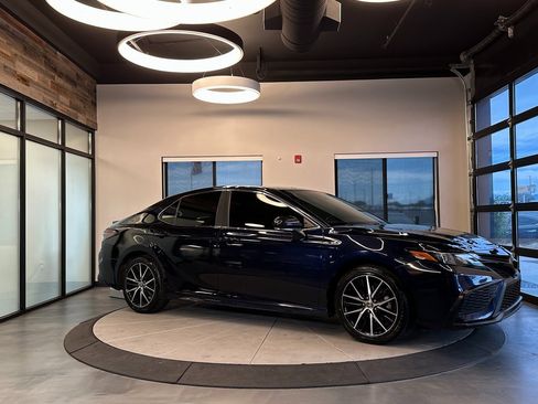 Used 2022 Toyota Camry SE image 1