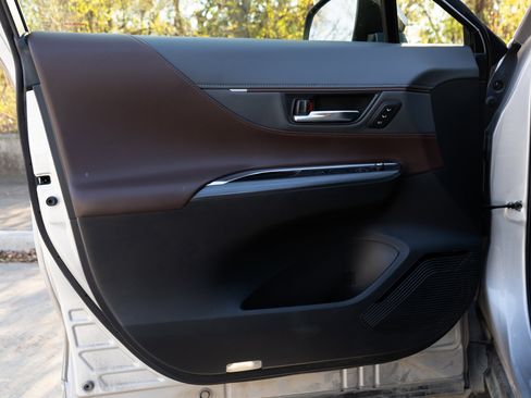 Used 2021 Toyota Venza Limited image 36