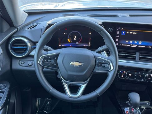 Used 2025 Chevrolet Trax LT w/ LT Convenience Package image 28