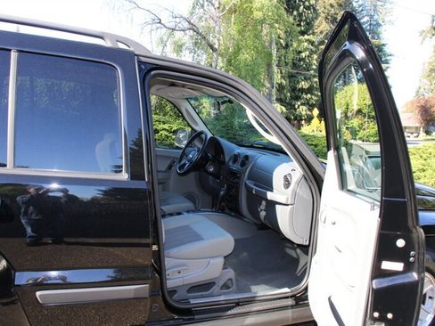 Used 2007 Jeep Liberty Sport AWD/4WD image 13
