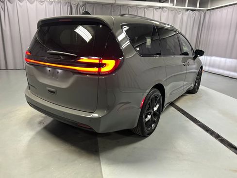 Used 2024 Chrysler Pacifica Touring-L w/ S Appearance Package image 7