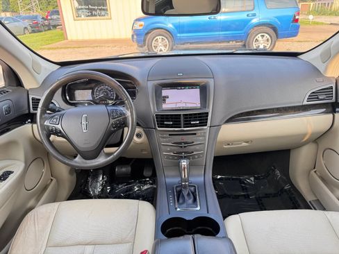 Used 2013 Lincoln MKT AWD image 2