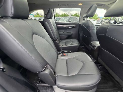 Used 2022 Toyota Highlander Platinum image 14