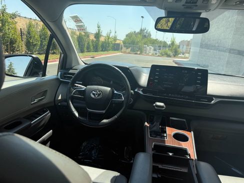 Used 2022 Toyota Sienna XLE FWD image 19