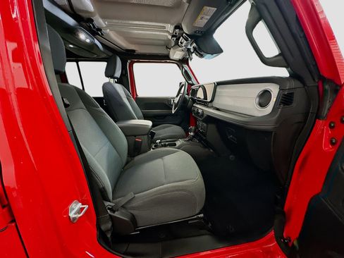 Used 2025 Jeep Wrangler Unlimited Sahara AWD/4WD image 31