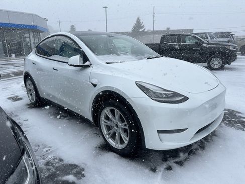 Used 2020 Tesla Model Y Long Range image 2