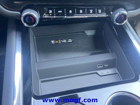 Used 2025 Chevrolet Tahoe High Country AWD/4WD image 10