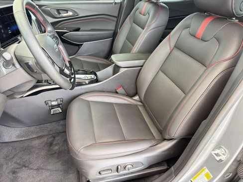 Certified 2025 Chevrolet Trax RS w/ Sunroof Package FWD image 5