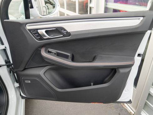 Used 2022 Porsche Macan image 41