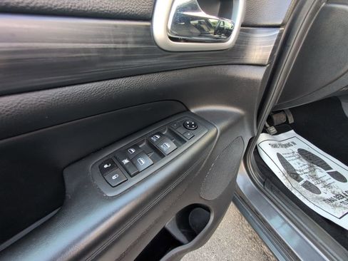 Used 2021 Jeep Grand Cherokee Laredo image 12