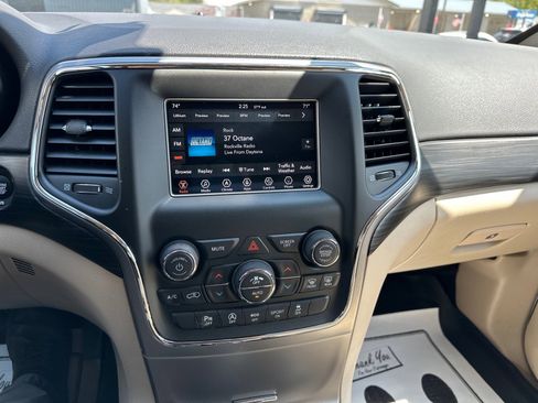 Used 2021 Jeep Grand Cherokee Laredo AWD/4WD image 29