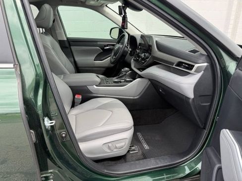 Used 2024 Toyota Highlander XLE AWD/4WD image 19