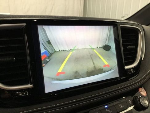 Used 2025 Chrysler Pacifica Limited image 20