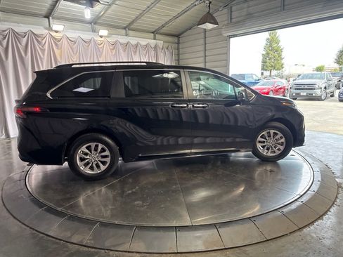Used 2024 Toyota Sienna XLE FWD image 4