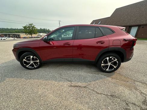 Used 2024 Chevrolet Trax RS FWD image 2