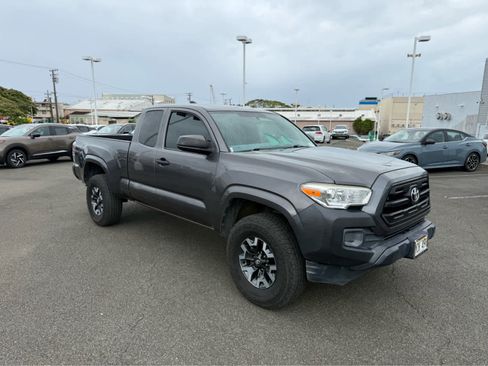 Used 2017 Toyota Tacoma SR5 RWD image 2
