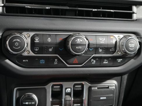 Used 2025 Jeep Wrangler Unlimited Sahara w/ Safety Group AWD/4WD image 17
