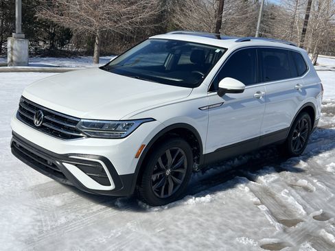 Certified 2023 Volkswagen Tiguan SE w/ Panoramic Sunroof Package image 5