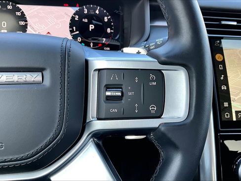 Used 2024 Land Rover Discovery Metropolitan Edition image 24