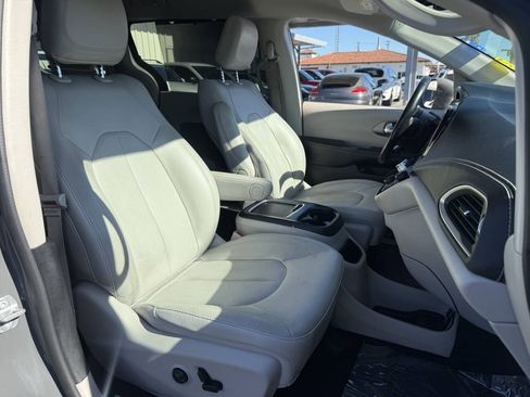 Used 2021 Chrysler Pacifica Touring-L FWD image 15