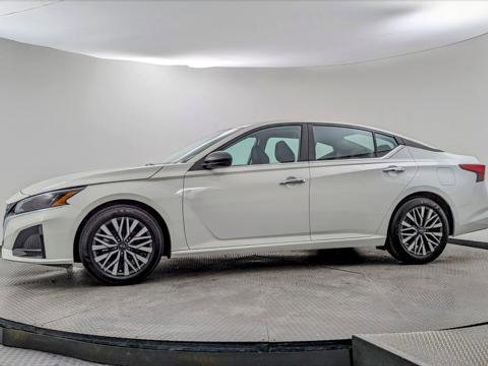 Used 2025 Nissan Altima 2.5 SV image 3