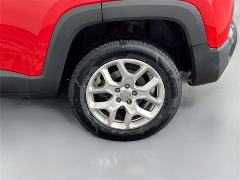 Used 2017 Jeep Renegade Latitude image 32