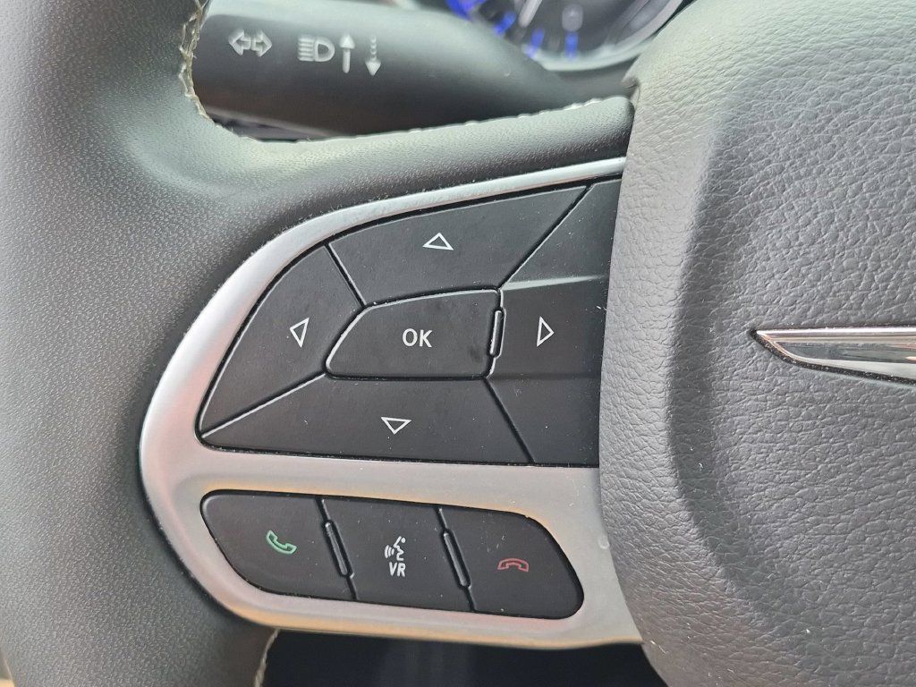 Used 2024 Chrysler Pacifica Touring-L FWD image 14