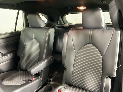 Used 2023 Toyota Highlander XSE AWD/4WD image 16