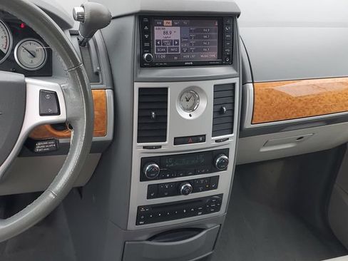 Used 2010 Chrysler Town & Country Limited w/ Entertainment Group #3 FWD image 15