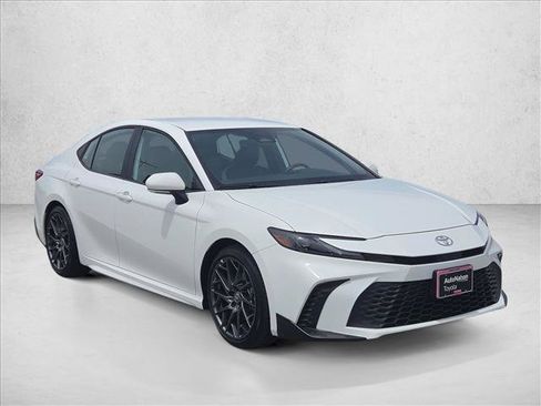 Used 2025 Toyota Camry SE w/ Convenience Package FWD image 3
