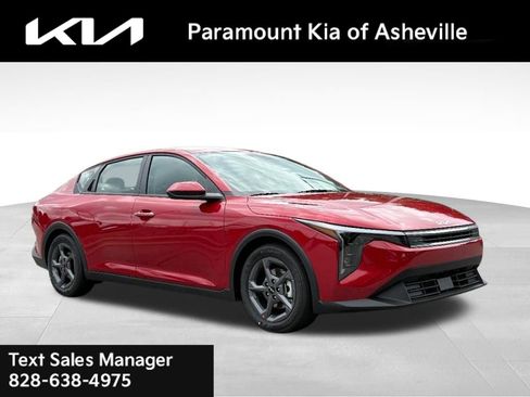 New 2025 Kia K4 LXS image 1
