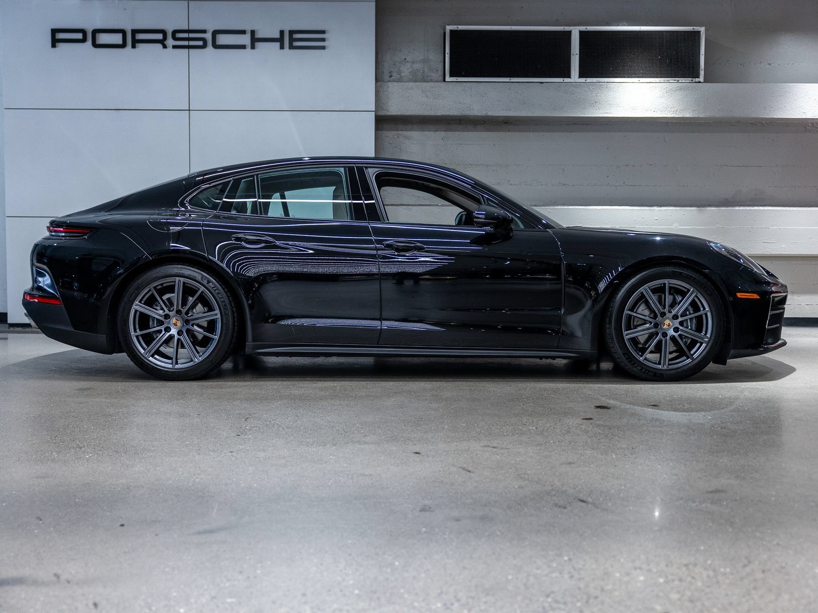Certified 2025 Porsche Panamera image 9