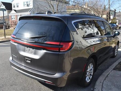 Used 2025 Chrysler Pacifica Select FWD image 5