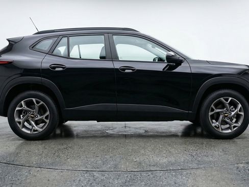 Used 2025 Chevrolet Trax LT image 11