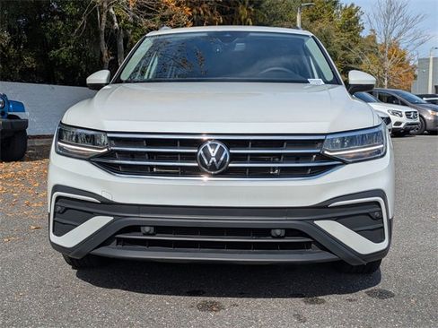 Used 2023 Volkswagen Tiguan SE w/ Panoramic Sunroof Package image 8