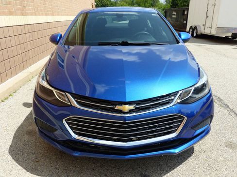 Used 2017 Chevrolet Cruze LT w/ Convenience Package FWD image 5