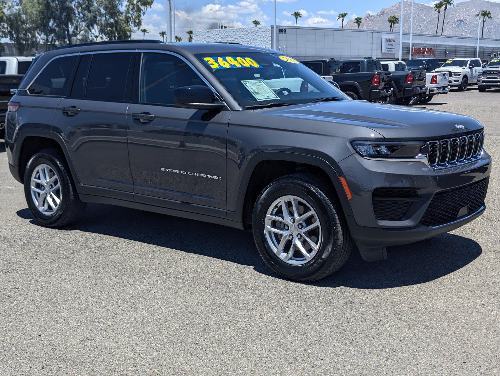 Used 2025 Jeep Grand Cherokee Laredo X AWD/4WD image 1