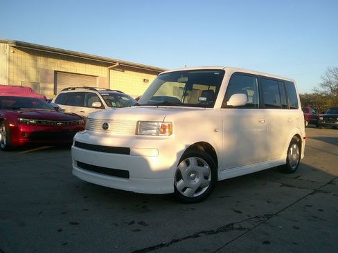 Used 2005 Scion xB image 1