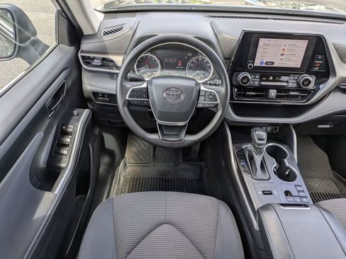 Used 2023 Toyota Highlander L FWD image 19