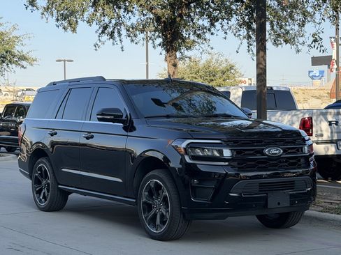 Used 2024 Ford Expedition Limited AWD/4WD image 2
