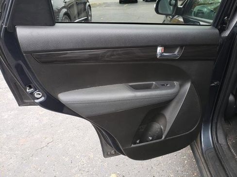 Used 2012 Kia Sorento LX w/ Convenience Pkg image 14