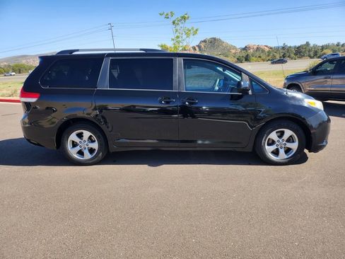 Used 2012 Toyota Sienna LE w/ Towing Pkg FWD image 4