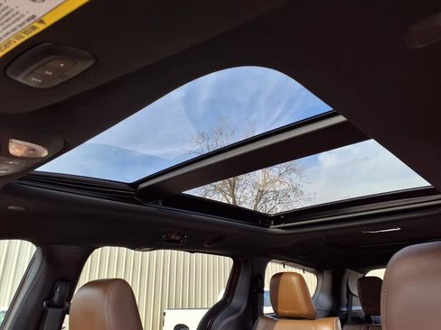 Used 2021 Chrysler Pacifica Limited w/ Uconnect Theater Family Group image 10