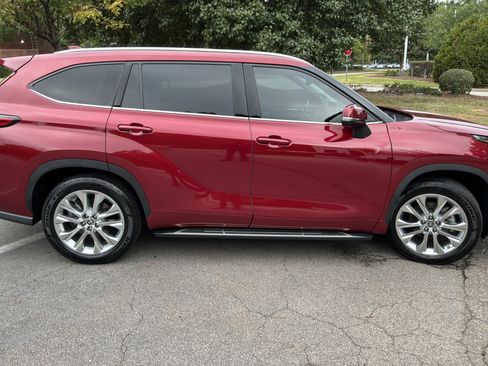 Used 2022 Toyota Highlander Limited FWD image 11